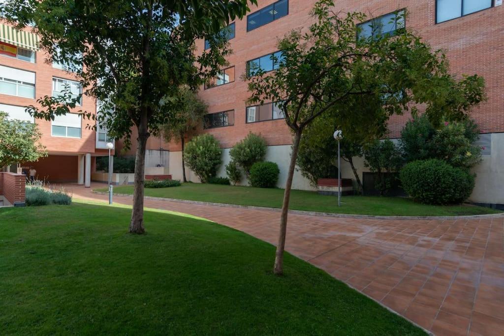 Con Parking Y Piscina Madryt